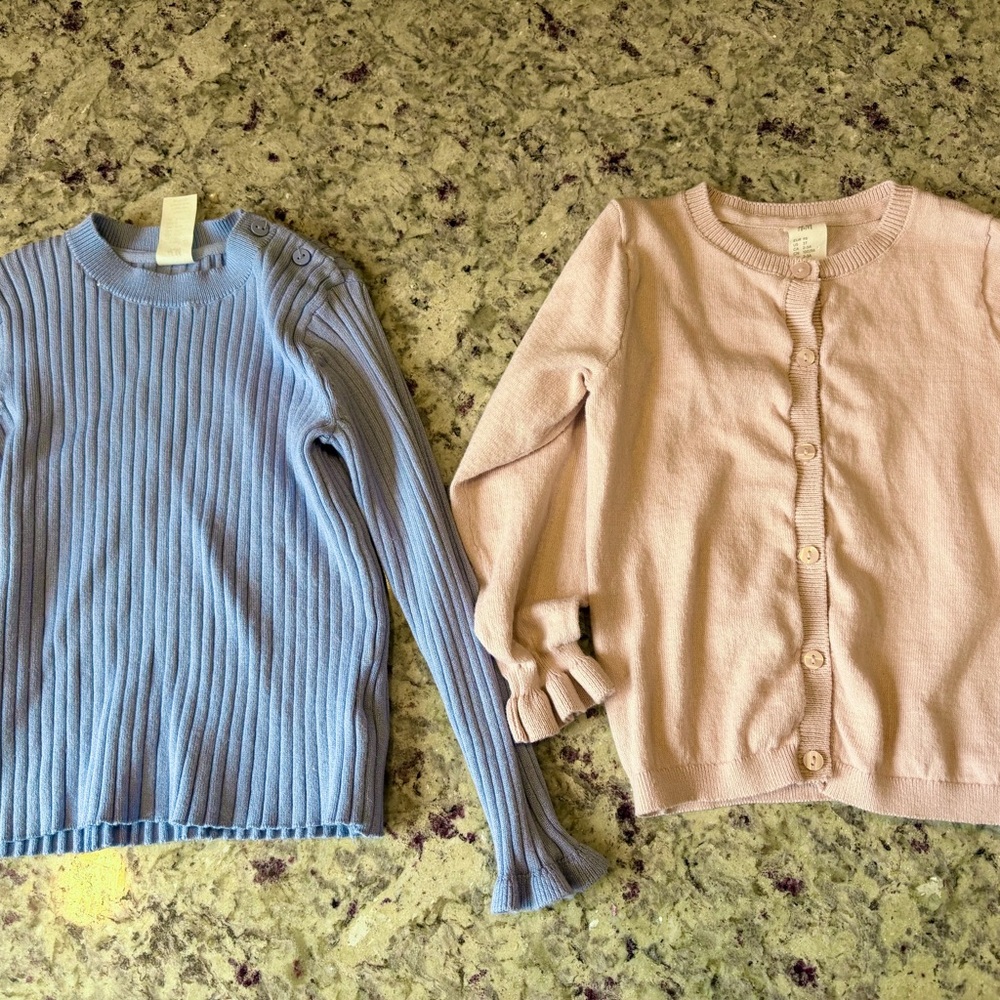H&MLight Blue Ribbed Sweater & Pale Pink Cardigan